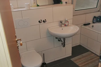 Monteurzimmer: Badezimmer in 4 Zimmer Wohnung - Apartment und Zimmervermietung Mannheim