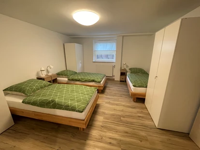 Monteurwohnung - Waschmaschine - Deutschland - Schlafzimmer für 3 Personen:
3 komfortabele und bequeme Einzelbetten mit Nachttisch und Nachttischlampe, sowie 3 abschließbare Kleiderschränke - Monteurwohnung Nähe Regensburg