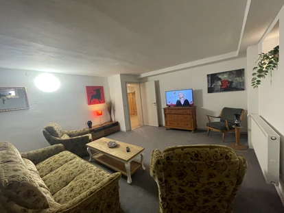 Monteurwohnung - Waschmaschine - Deutschland - Wohnzimmer (Aufenthaltsraum) mit gemütlicher Couch, Couchtisch und Sesseln.
Fernseher, WLAN  - Monteurwohnung Nähe Regensburg