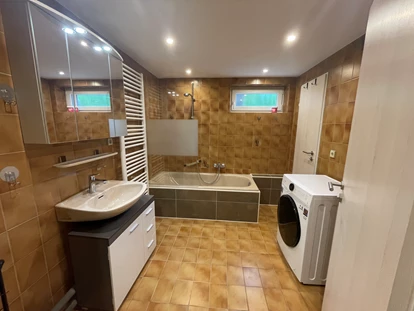 Monteurwohnung - Waschmaschine - Deutschland - Badezimmer mit Badewanne, Dusche, Waschbecken, WC, Haartrockner, Waschmaschine mit Trockner  - Monteurwohnung Nähe Regensburg
