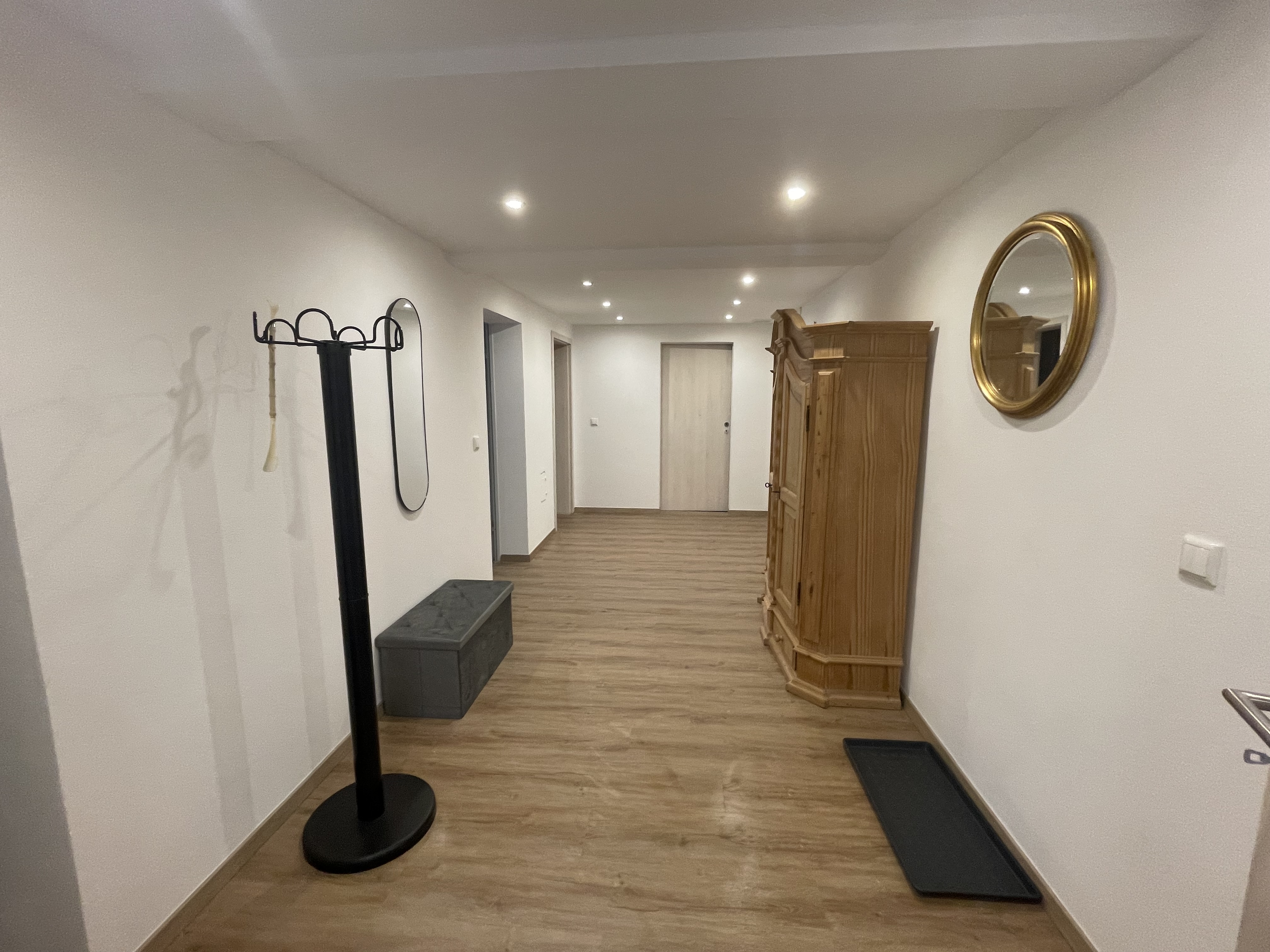 Monteurwohnung: Großer Flur, wo man auch Arbeitsmaterialien lagern kann  - Monteurwohnung Nähe Regensburg 