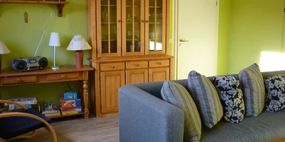 Monteurwohnung - Bettwäsche: Bettwäsche gegen Gebühr - Deutschland - Wohnzimmer, 2 große Sofas, Tisch, Schrank , Bücher und Spiele vorhanden - Barth Hafennähe FeWo