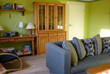 Monteurzimmer: Wohnzimmer, 2 große Sofas, Tisch, Schrank , Bücher und Spiele vorhanden - Barth Hafennähe FeWo