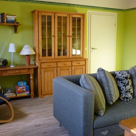 Monteurzimmer: Wohnzimmer, 2 große Sofas, Tisch, Schrank , Bücher und Spiele vorhanden - Barth Hafennähe FeWo