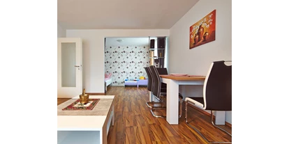Monteurwohnung - PLZ 31860 (Deutschland) - Wohnzimmer mit Blick zum Schlafzimmer mit einem 1,40 m Bett und einem Kinderbett - Bad Pyrmont, Dr.-Harnier-Str. 7, Ferienwohnung 17