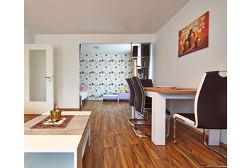 Monteurzimmer: Wohnzimmer mit Blick zum Schlafzimmer mit einem 1,40 m Bett und einem Kinderbett - Bad Pyrmont, Dr.-Harnier-Str. 7, Ferienwohnung 17