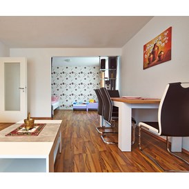 Monteurzimmer: Wohnzimmer mit Blick zum Schlafzimmer mit einem 1,40 m Bett und einem Kinderbett - Bad Pyrmont, Dr.-Harnier-Str. 7, Ferienwohnung 17