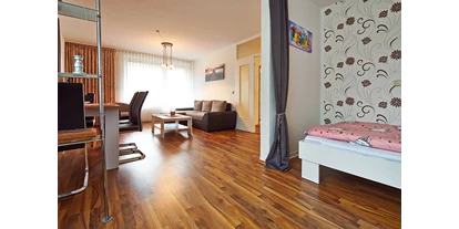 Monteurwohnung - PLZ 31860 (Deutschland) - Blick aus dem Schlafraum im Wohnzimmer ins Wohnzimmer - Bad Pyrmont, Dr.-Harnier-Str. 7, Ferienwohnung 17