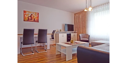 Monteurwohnung - PLZ 31860 (Deutschland) - Wohnzimmer mit Eßplatz - Bad Pyrmont, Dr.-Harnier-Str. 7, Ferienwohnung 17