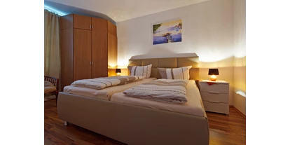 Monteurwohnung - PLZ 31860 (Deutschland) - Schlafzimmer mit Doppelbett und Eckschrank - Bad Pyrmont, Dr.-Harnier-Str. 7, Ferienwohnung 17