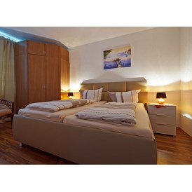 Monteurzimmer: Schlafzimmer mit Doppelbett und Eckschrank - Bad Pyrmont, Dr.-Harnier-Str. 7, Ferienwohnung 17