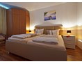Monteurzimmer: Schlafzimmer mit Doppelbett und Eckschrank - Bad Pyrmont, Dr.-Harnier-Str. 7, Ferienwohnung 17