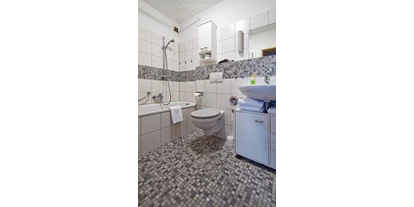 Monteurwohnung - PLZ 31860 (Deutschland) - Bad mit Wanne und WC. Ein separates Gäste WC ist ebenfalls vorhanden - Bad Pyrmont, Dr.-Harnier-Str. 7, Ferienwohnung 17