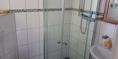 Monteurwohnung - Kaffeemaschine - Schleswig-Holstein - Badezimmer mit Dusche und WC - Zimmervermietung Hansen