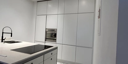 Monteurwohnung - Muggensturm Gaggenau - Design-Küche mit Kochinsel, Spülmaschine, Ceranfeld & großem Kühlschrank - Top Wohnung in Karlsruhe Zentrum