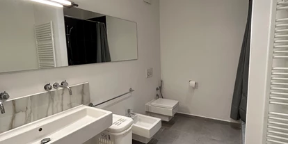Monteurwohnung - Muggensturm Gaggenau - Hochwertig saniertes Badezimmer mit bodentiefer Dusche und großzügigem Spiegel - Top Wohnung in Karlsruhe Zentrum