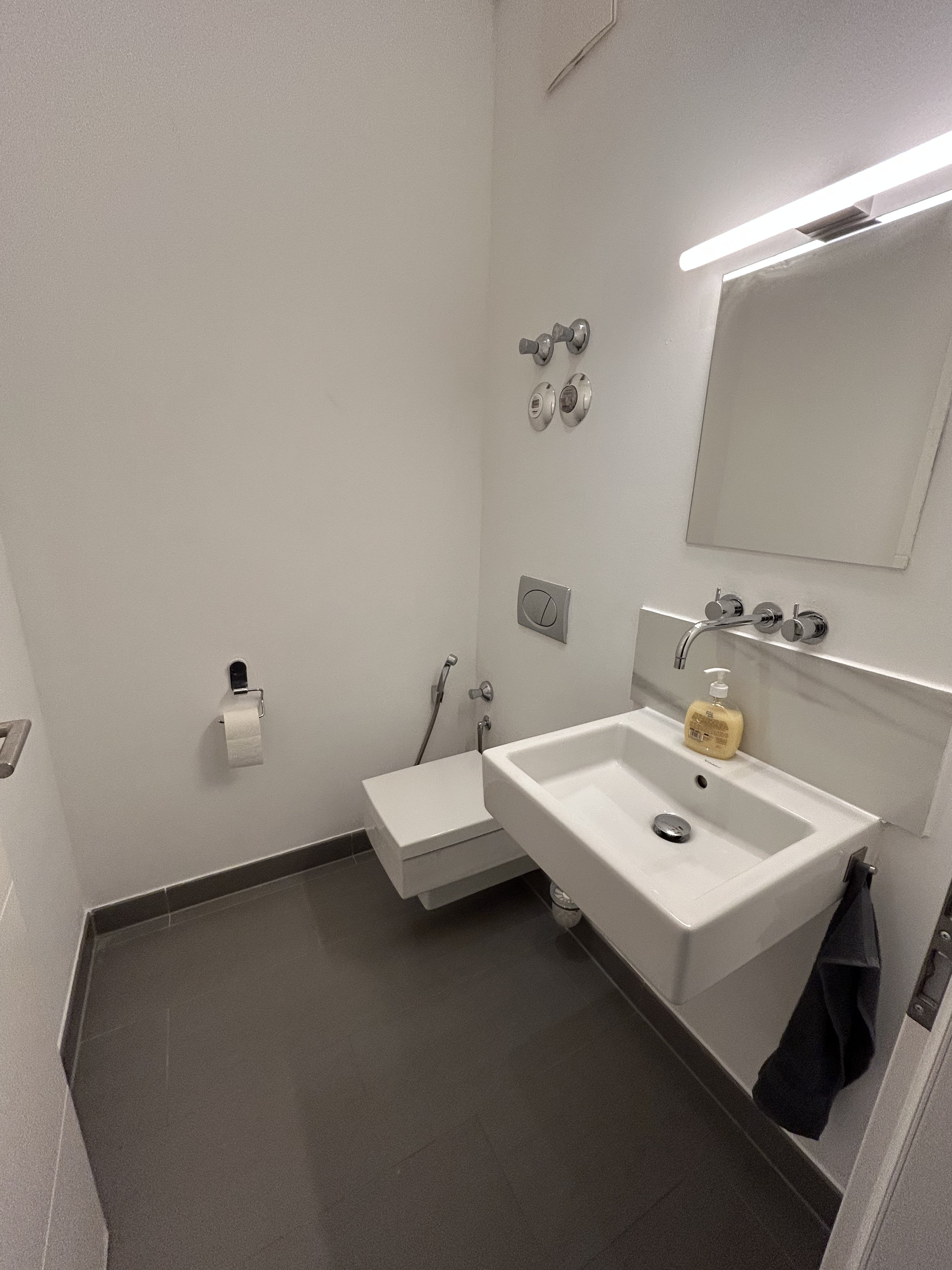 Monteurzimmer: Separates Gäste-WC mit modernem Waschplatz – ideal bei voller Belegung - Top Wohnung in Karlsruhe Zentrum