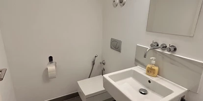 Monteurwohnung - Muggensturm Gaggenau - Separates Gäste-WC mit modernem Waschplatz – ideal bei voller Belegung - Top Wohnung in Karlsruhe Zentrum