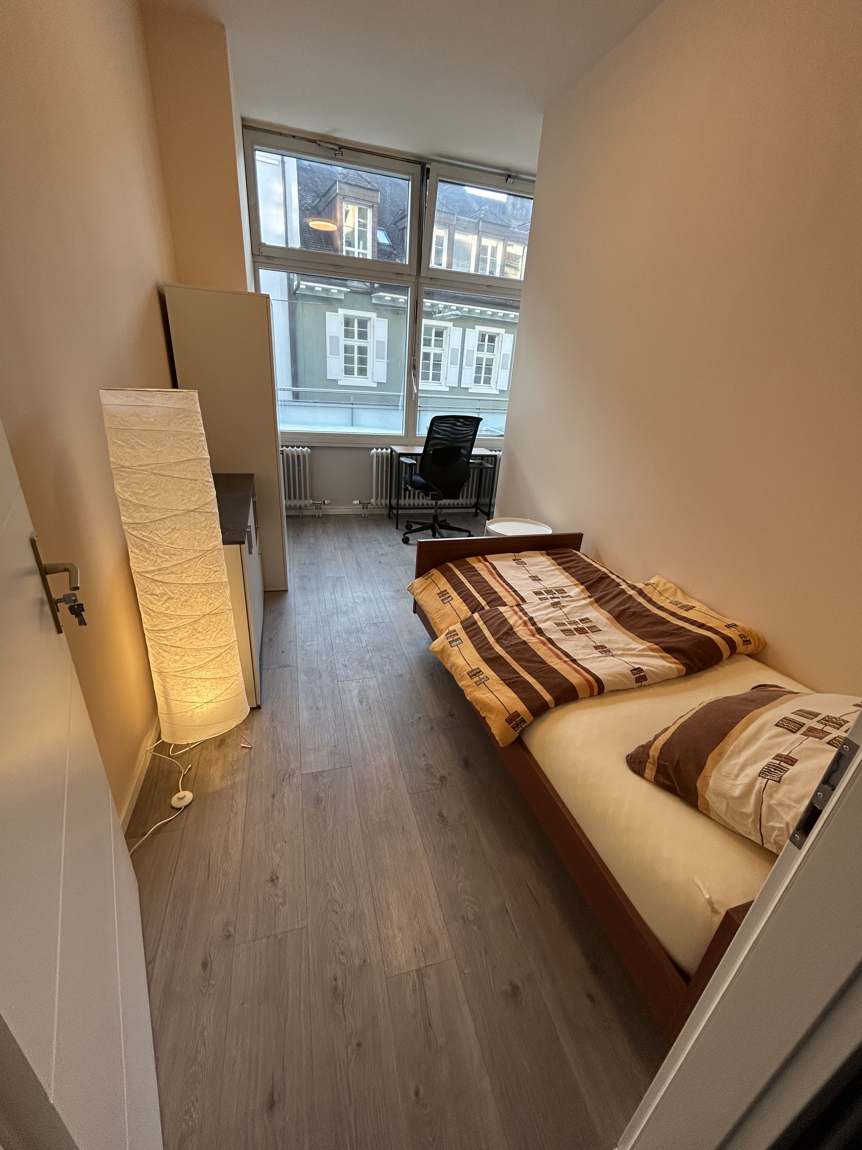 Monteurzimmer: Lichtdurchflutetes Einzelzimmer mit großzügigem Fenster & hochwertigem Bodenbelag - Top Wohnung in Karlsruhe Zentrum