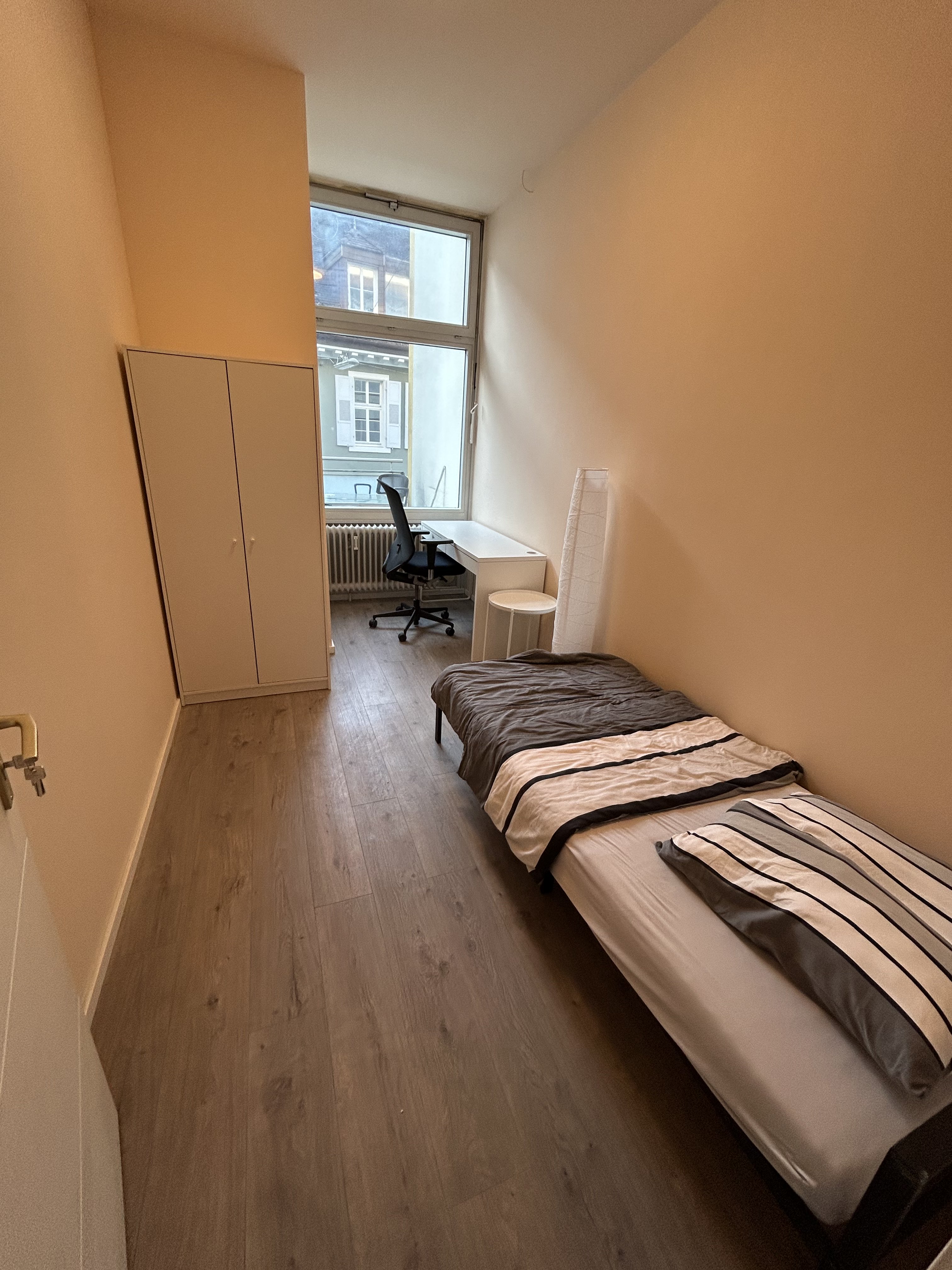 Monteurzimmer: Modernes Bett, frisch bezogen – mit wohnlichem Licht & neutralem Design - Top Wohnung in Karlsruhe Zentrum