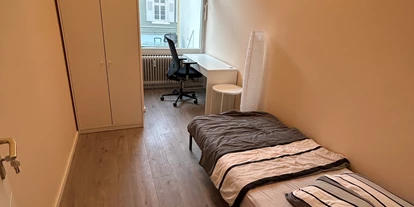 Monteurwohnung - Muggensturm Gaggenau - Modernes Bett, frisch bezogen – mit wohnlichem Licht & neutralem Design - Top Wohnung in Karlsruhe Zentrum