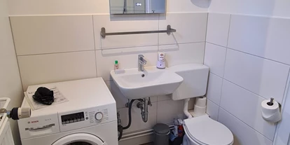 Monteurwohnung - Kaffeemaschine - Schleswig-Holstein - Badezimmer Waschmaschine, Toilette, Bluetooth-Spiegel - Ferienwohnung 2+2 Personen Kiel-Meimersdorf