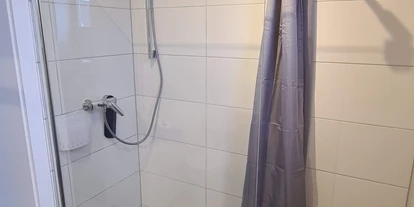 Monteurwohnung - Kaffeemaschine - Schleswig-Holstein - Badezimmer Dusche - Ferienwohnung 2+2 Personen Kiel-Meimersdorf