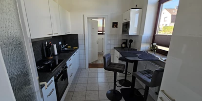Monteurwohnung - Kaffeemaschine - Schleswig-Holstein - Küche mit Bartisch und Barstühlen - Ferienwohnung 2+2 Personen Kiel-Meimersdorf