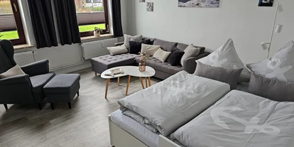Monteurwohnung - Kaffeemaschine - Schleswig-Holstein - Wohnzimmer mit Gästebett für weitere 2 Personen - Ferienwohnung 2+2 Personen Kiel-Meimersdorf