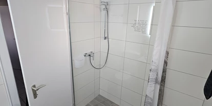 Monteurwohnung - Kaffeemaschine - Schleswig-Holstein - Badezimmer Dusche - Monteurzimmer Ferienwohnung 4 Personen Kiel-Meimersdorf