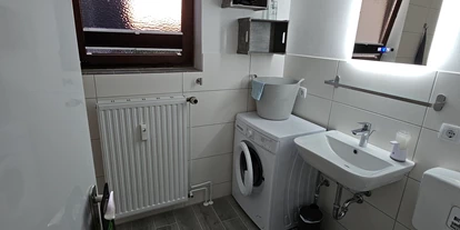 Monteurwohnung - Kaffeemaschine - Schleswig-Holstein - Badezimmer Toilette, Waschmaschine - Monteurzimmer Ferienwohnung 4 Personen Kiel-Meimersdorf