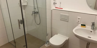Monteurwohnung - Schönwalde (Landkreis Havelland) - Dusche - 3 Zimmer möblierte Wohnung für Firmenmitarbeiter / Monteure