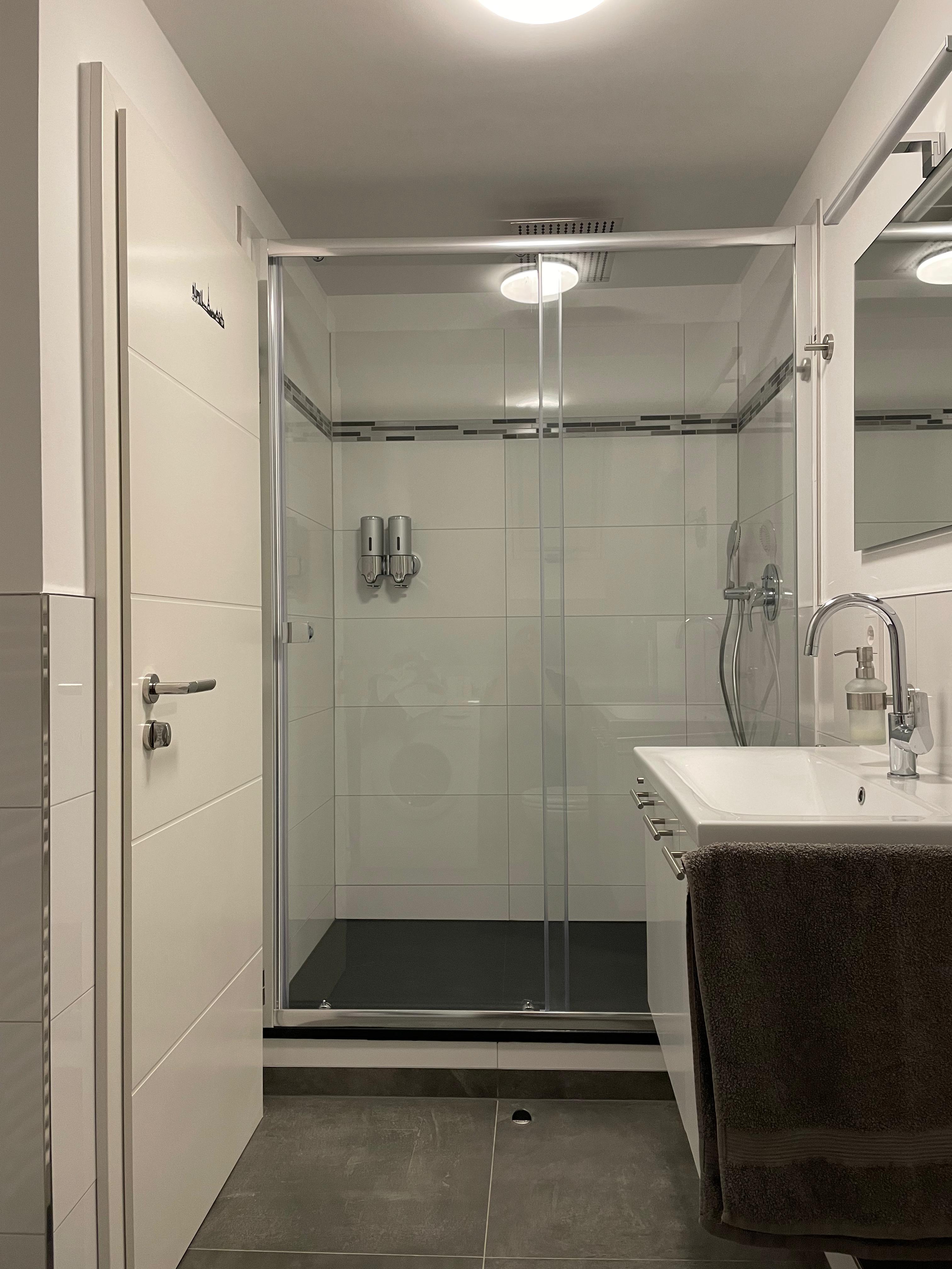 Monteurzimmer: Bad Duschbereich mit Regendusche - Auszeit Apartment "Paris"