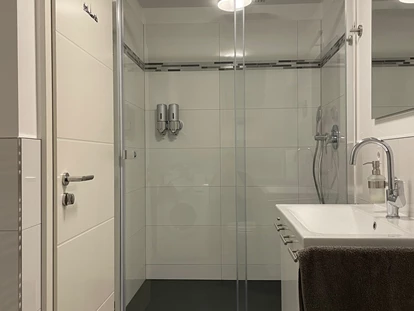 Monteurwohnung - Waschmaschine - Deutschland - Bad Duschbereich mit Regendusche - Auszeit Apartment "Paris"