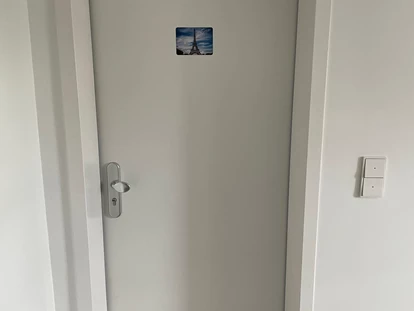 Monteurwohnung - Waschmaschine - Deutschland - Eingangstür Apartment "Paris" - Auszeit Apartment "Paris"