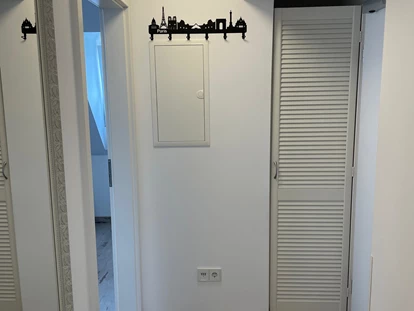 Monteurwohnung - Waschmaschine - Deutschland - Flur mit Abstellraum - Auszeit Apartment "Paris"