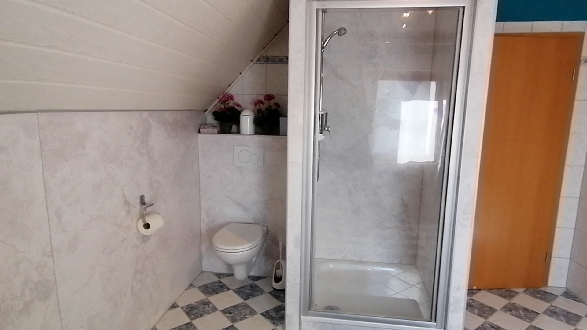 Monteurzimmer: Bad OG Video auf der Homepage - Rückzugsort an der malerischen Grenze zwischen Deutschland und der Schweiz