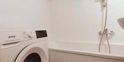 Monteurwohnung - PLZ 04109 (Deutschland) - Funktionales Badezimmer mit Dusche, WC und Waschmaschine.
 - flex living -  Monteurwohnungen in Leipzig