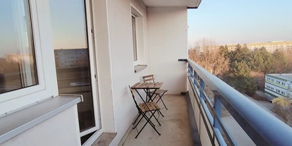 Monteurwohnung - PLZ 04109 (Deutschland) - Ruhiger Balkon mit Sitzgelegenheit – perfekt für die Pause zwischendurch.
 - flex living -  Monteurwohnungen in Leipzig