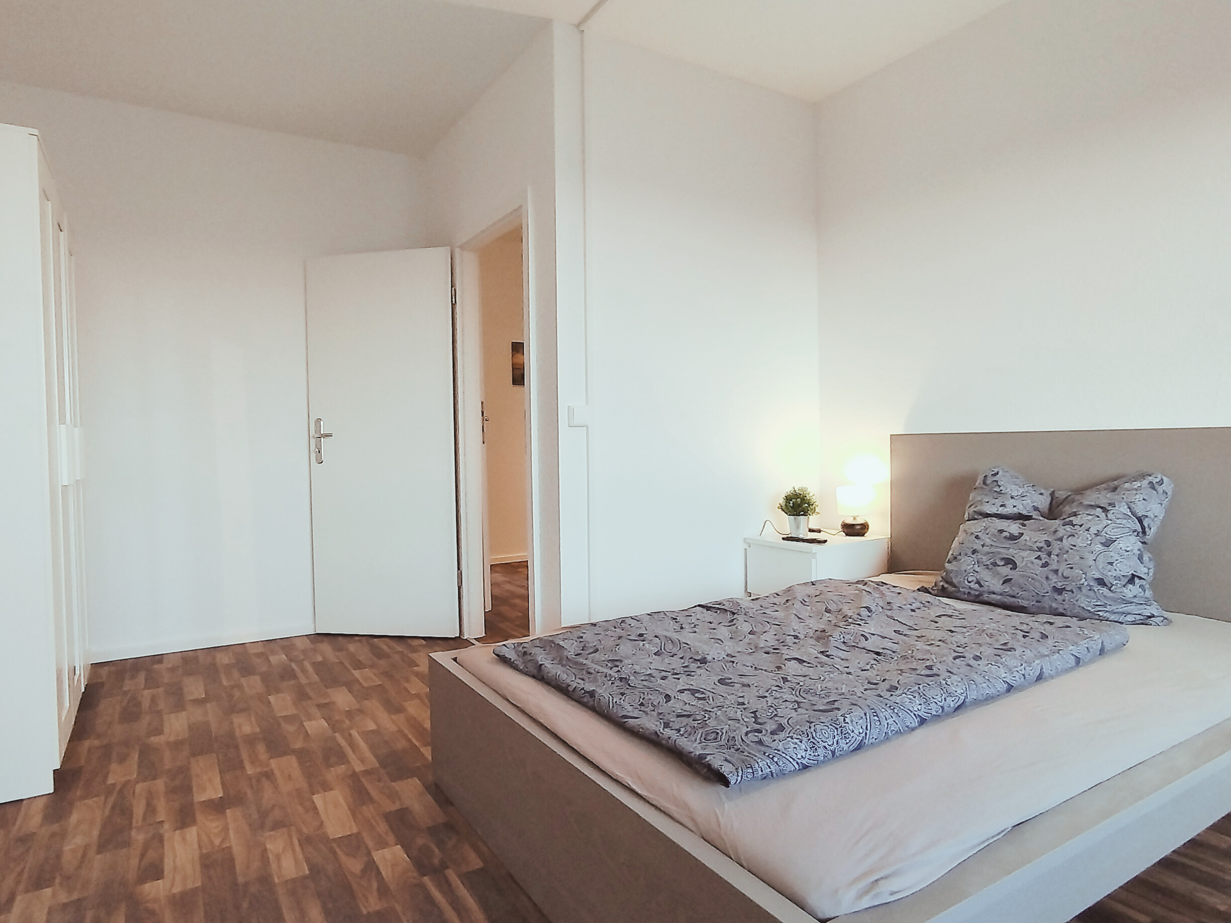 Monteurwohnung - TV - Elbeland - Schlafzimmer mit zwei Einzelbetten – perfekt für Kollegen oder Freunde.

 - flex living -  Monteurwohnungen in Leipzig