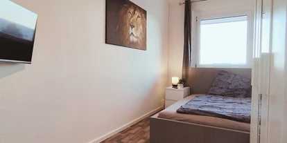 Monteurwohnung - PLZ 04109 (Deutschland) - Einzelbett mit Nachttisch und Kleiderschrank – alles Wichtige ist da.
 - flex living -  Monteurwohnungen in Leipzig