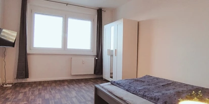 Monteurwohnung - PLZ 04109 (Deutschland) - Helles Schlafzimmer mit zwei Einzelbetten – erholsamer Schlaf garantiert.
 - flex living -  Monteurwohnungen in Leipzig