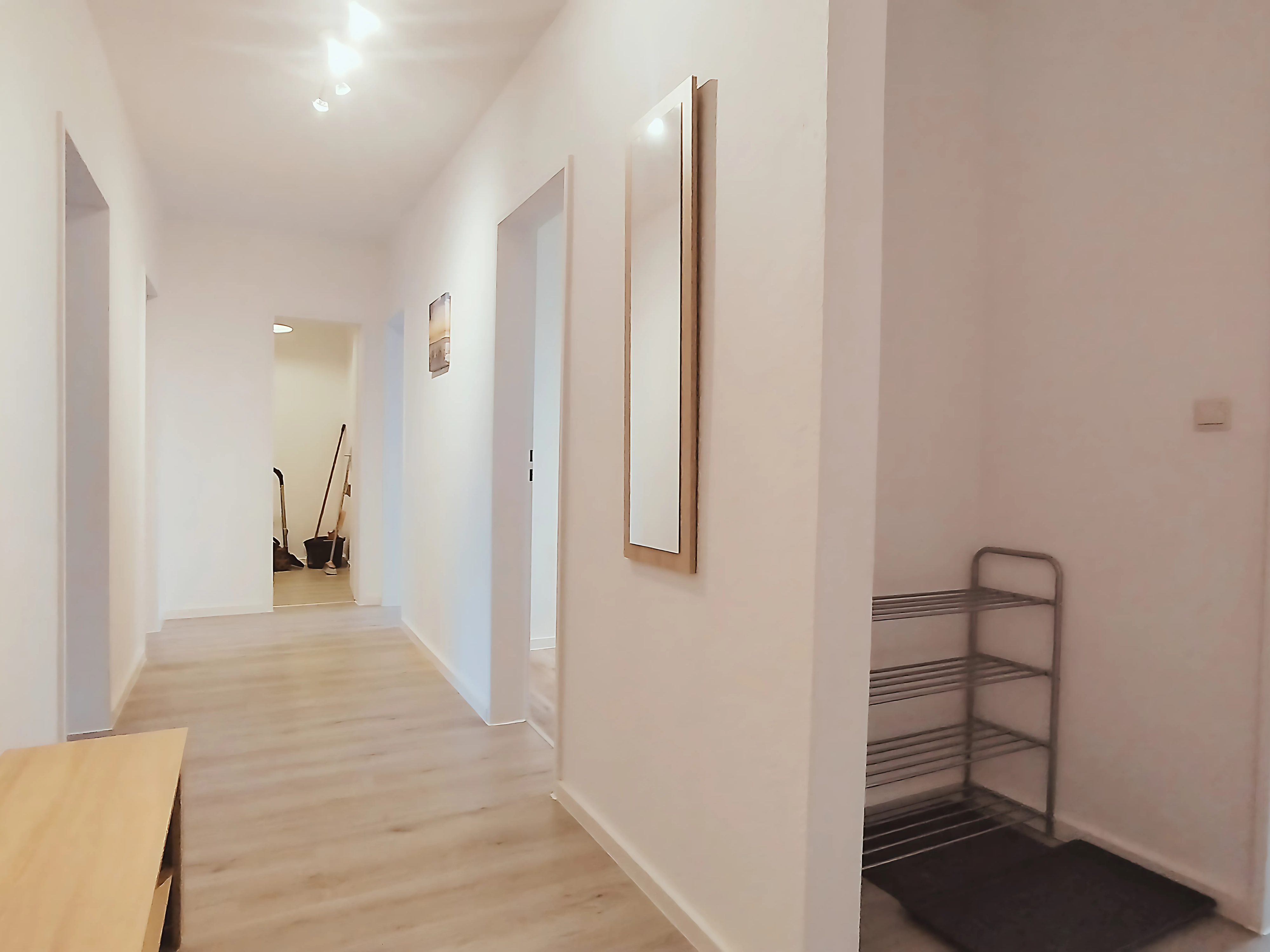 Monteurzimmer: Garderobenbereich im Eingangsflur – aufgeräumt und funktional.

 - flex living -  Monteurwohnungen in Emden