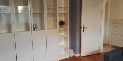 Monteurwohnung - Kaffeemaschine - Schleswig-Holstein - Wohnzimmer Schrankwand - Ab sofort: 1-Zimmer-Monteurwohnung mit eigener Küche