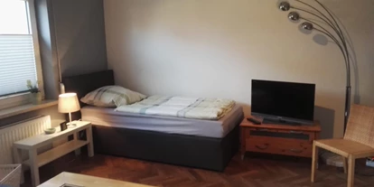 Monteurwohnung - Kaffeemaschine - Schleswig-Holstein - Wohnzimmer Bett - Ab sofort: 1-Zimmer-Monteurwohnung mit eigener Küche