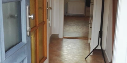 Monteurwohnung - Kaffeemaschine - Schleswig-Holstein - Flur mit Blick Richtung Küche - Ab sofort: 1-Zimmer-Monteurwohnung mit eigener Küche