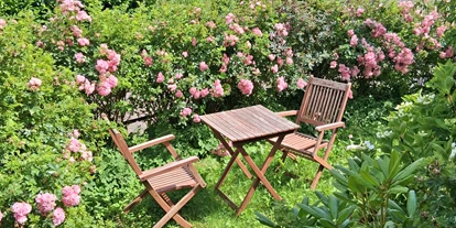 Monteurwohnung - Kaffeemaschine - Schleswig-Holstein - Sitzecke vor dem Eingang - Ab sofort: 1-Zimmer-Monteurwohnung mit eigener Küche