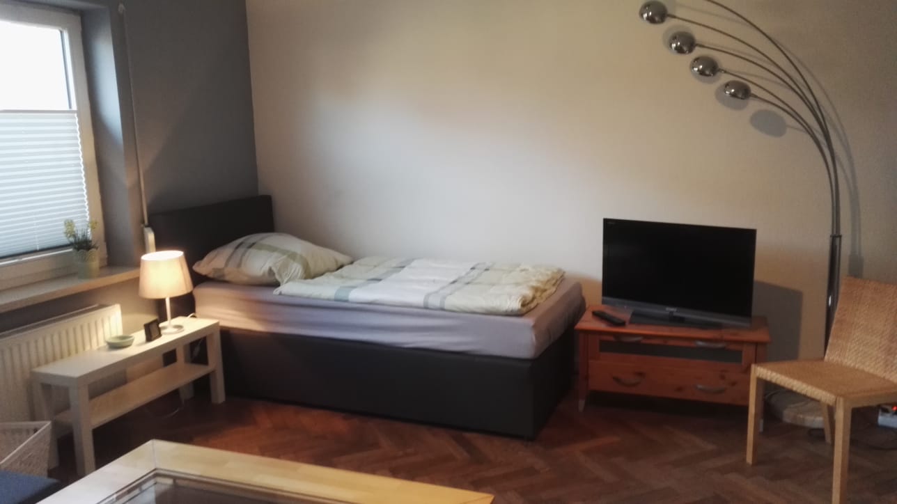 Monteurwohnung - PLZ 24790 (Deutschland) - Wohnzimmer Bett - Frei ab 1.1.2027 -  1-Zimmer-Monteurwohnung mit eigenem Bad, Küche