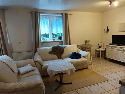 Monteurwohnung - TV - Deutschland - Sitzecke mit TV-Ecke und Tischen  - Monteurzimmer in Korbach