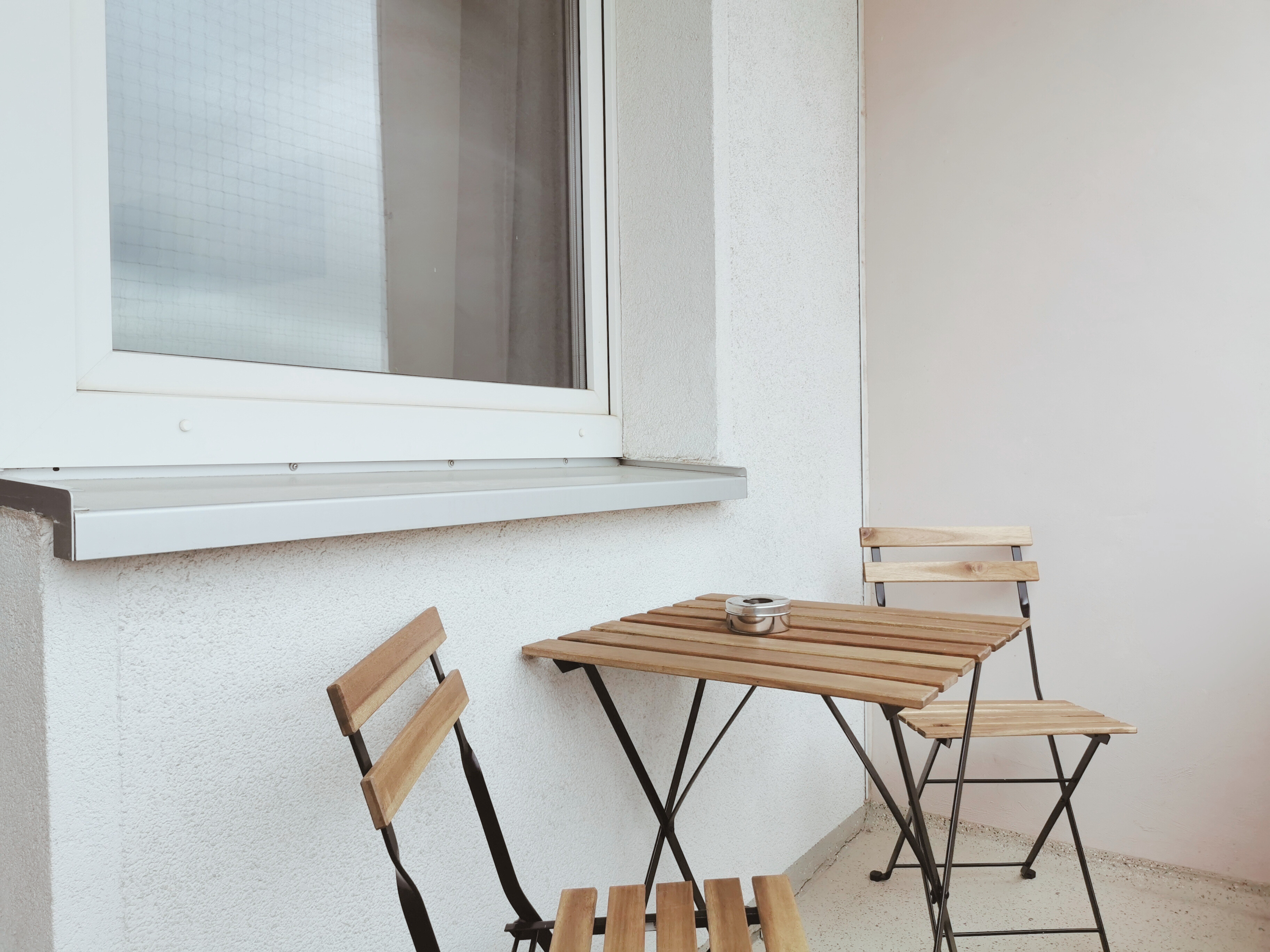 Monteurzimmer: Ruhiger Balkon mit Sitzgelegenheit – perfekt für die Pause zwischendurch.

 - flex living -  Monteurwohnungen in Plauen